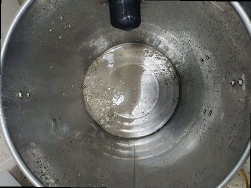 군포 대야미동 하수구막힘 배수구 주변 상태와 물 고임을 확인하는 모습