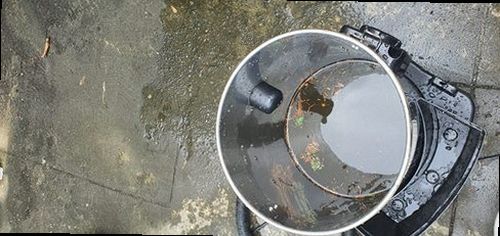 군포 부곡동 하수구막힘 배수구 주변 상태와 내부 오염 여부를 점검하는 모습