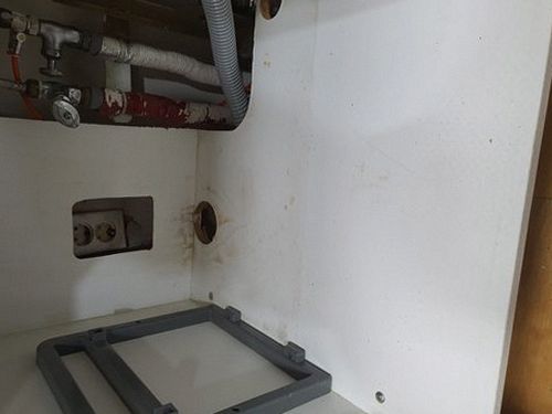 군포 하수구막힘 배관 내부 상태를 확인한 뒤 배수 흐름을 시험하는 과정