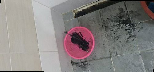 군포 산본2동 하수구막힘 배수구 주변 상태와 물 빠짐을 확인하는 모습