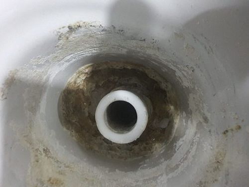 군포 하수구막힘 배수 작업 후 물 흐름과 바닥 주변 상태를 확인하는 모습